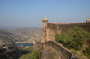 Dağların tepesinde Jaigarh kalesi.
