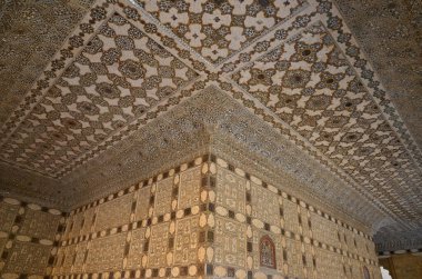 Sheesh Mahal 'in içinde etkileyici mozaikler var.