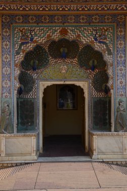 Şehir Sarayı 'nın avlusundaki tavus kuşu kapısı.