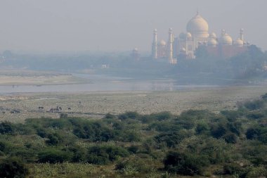 Nehrin karşısından Taj Mahal 'in güzel manzarası