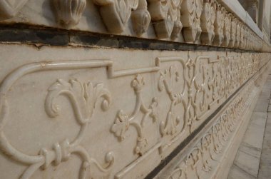 Tac Mahal 'in duvarlarında çok güzel oymalar var.