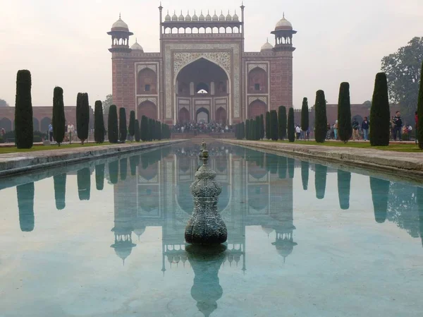 Darwaza Taj Mahal Havuzlarını Yansıtıyor — Stok fotoğraf