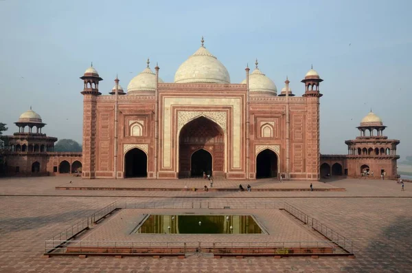 stock image Mosque next to the mausoleum of Taj Mahal