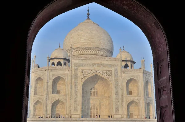 Vista Através Arco Para Taj Mahal Fotos De Bancos De Imagens