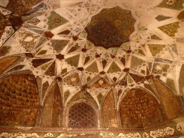 Itmad-ud-Daula 'nın içinde çok güzel boyanmış tavanlar.