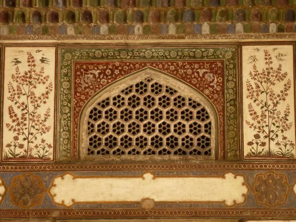 Agra 'daki Itmad-ud-Daula' nın içinde madalyalı Jali
