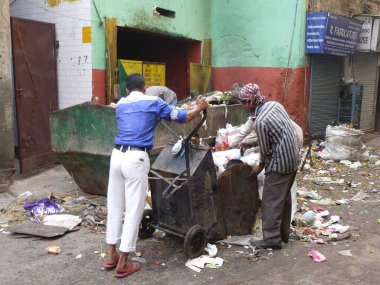 Çöpçüler Delhi sokaklarını temizliyor.