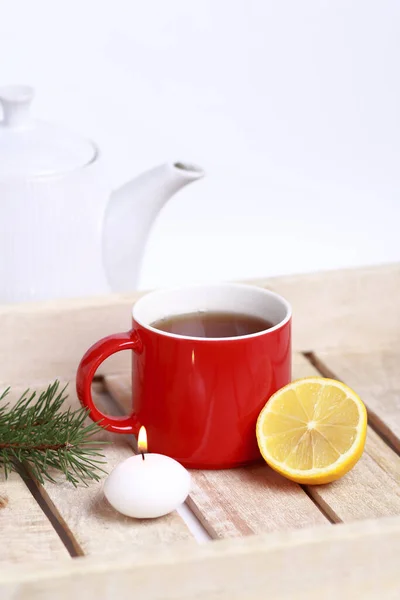 Vintervarmt Röd Kopp Med Citron Brinnande Ljus Och Tekanna Julklapp — Stockfoto