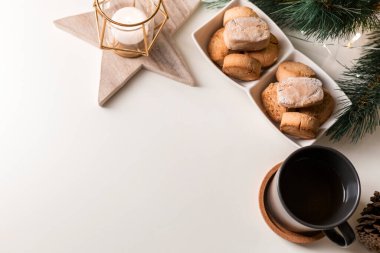 Geleneksel İspanyol Noel kurabiyeleri polvoronlar, nevaditolar ve mantecados bir tepside yanan mum, Noel ağacı ve çay demliği.. 