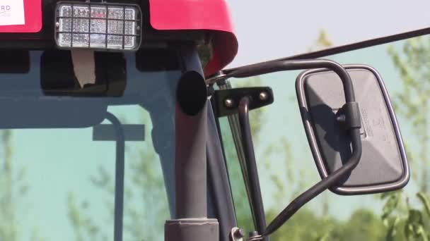 Tractor Rojo Trabajando Granja — Vídeos de Stock