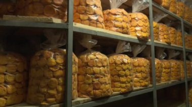 Kurumuş meyve fabrikasında çalışma süreci