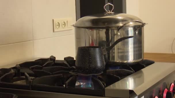 銅鍋でコーヒーを作る — ストック動画