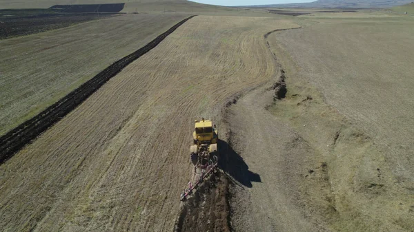 Желтый Трактор Работает Полях — стоковое фото