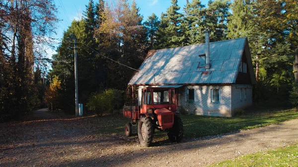 Gammal Röd Traktor Nära Bonde Hus Skogen — Stockfoto