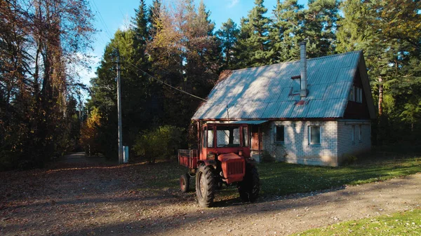 Old Red Tractor Farmer House Forest — Stock Photo, Image