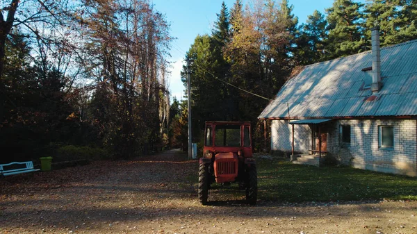 Gammal Röd Traktor Nära Bonde Hus Skogen — Stockfoto