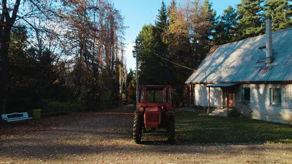 Gammal Röd Traktor Nära Bonde Hus Skogen — Stockfoto