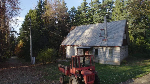 Старий Червоний Трактор Біля Фермера Лісі — стокове фото