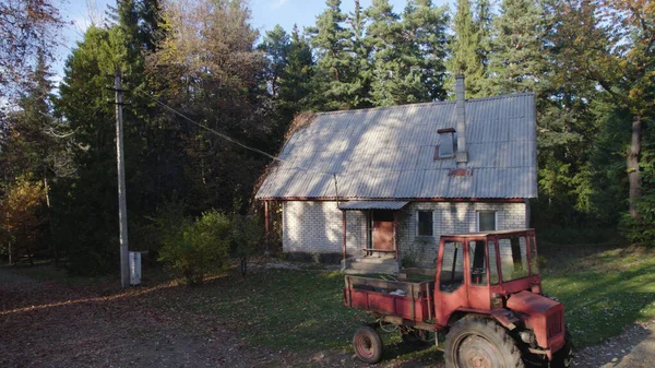 Vecchio Trattore Rosso Vicino Alla Casa Contadina Nella Foresta — Foto Stock