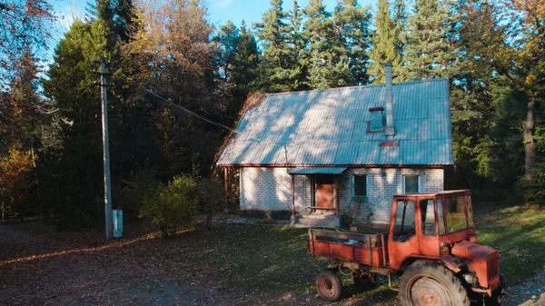 Trator Vermelho Velho Perto Casa Fazendeiro Floresta — Fotografia de Stock