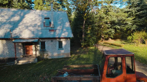 Oude Rode Trekker Buurt Van Boerenhuis Bos — Stockfoto