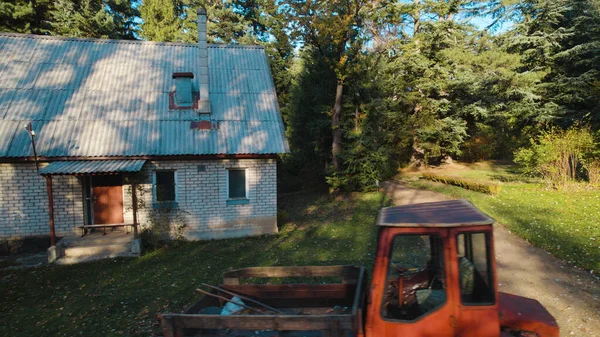 Oude Rode Trekker Buurt Van Boerenhuis Bos — Stockfoto