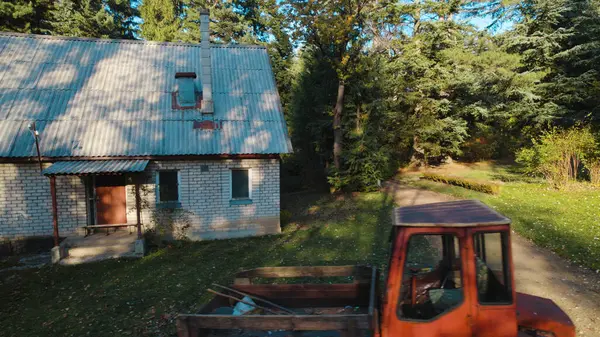 Starý Červený Traktor Blízkosti Statku Lese — Stock fotografie