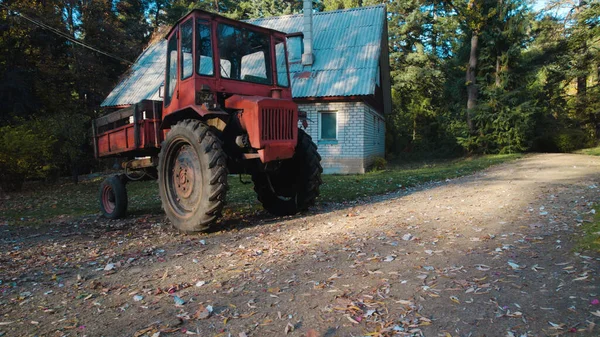 Oude Rode Trekker Buurt Van Boerenhuis Bos — Stockfoto