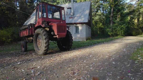 Régi Piros Traktor Közelében Parasztház Erdő — Stock Fotó