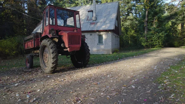 Oude Rode Trekker Buurt Van Boerenhuis Bos — Stockfoto