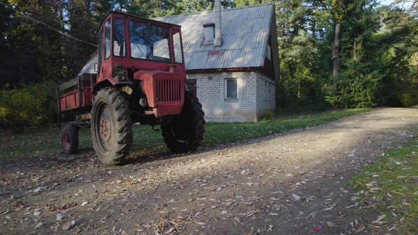 Vieux Tracteur Rouge Près Maison Ferme Forêt — Photo