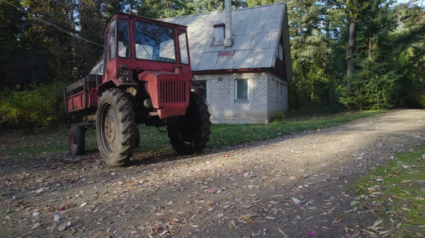 Régi Piros Traktor Közelében Parasztház Erdő — Stock Fotó