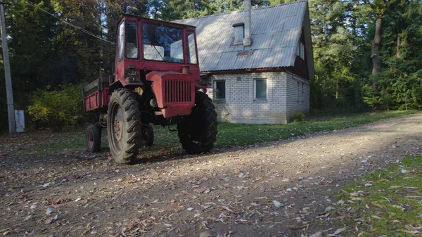 Gammal Röd Traktor Nära Bonde Hus Skogen — Stockfoto