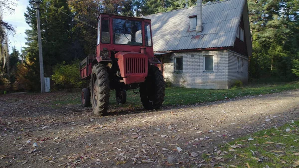森の農家の近くの古い赤いトラクター — ストック写真