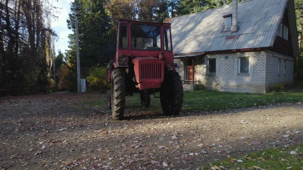 Старый Красный Трактор Рядом Фермерским Домом Лесу — стоковое фото
