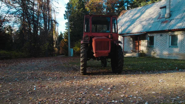 Régi Piros Traktor Közelében Parasztház Erdő — Stock Fotó