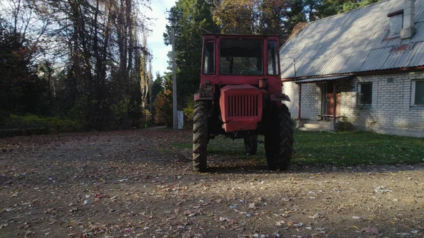 Gammal Röd Traktor Nära Bonde Hus Skogen — Stockfoto