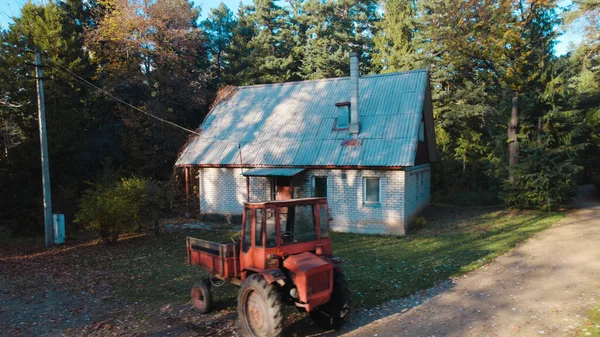 Alter Roter Traktor Der Nähe Eines Bauernhauses Wald — Stockfoto