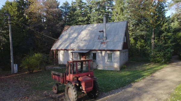 Vieux Tracteur Rouge Près Maison Ferme Forêt — Photo