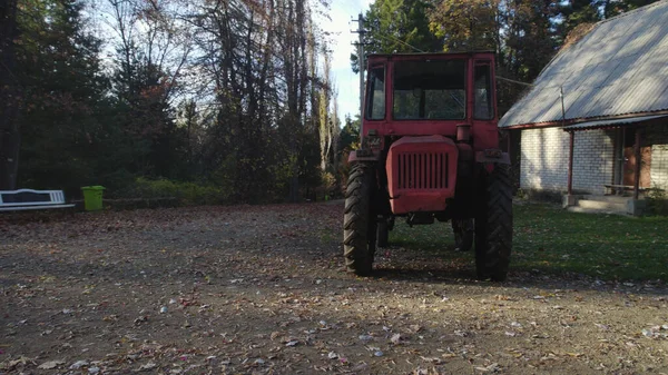 Viejo Tractor Rojo Cerca Casa Granjeros Bosque — Foto de Stock