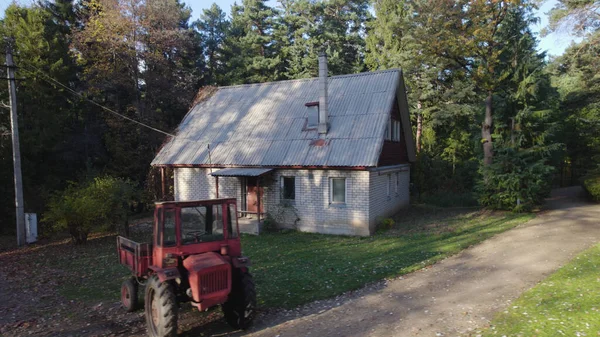 Gammal Röd Traktor Nära Bonde Hus Skogen — Stockfoto