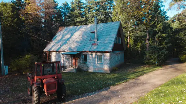 Παλιό Κόκκινο Τρακτέρ Κοντά Αγροικία Στο Δάσος — Φωτογραφία Αρχείου