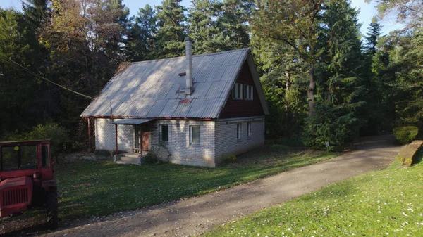 Alter Roter Traktor Der Nähe Eines Bauernhauses Wald — Stockfoto