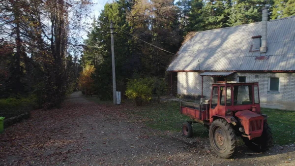 Gammal Röd Traktor Nära Bonde Hus Skogen — Stockfoto