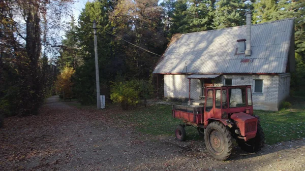 Starý Červený Traktor Blízkosti Statku Lese — Stock fotografie