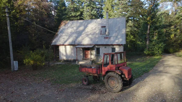 Starý Červený Traktor Blízkosti Statku Lese — Stock fotografie