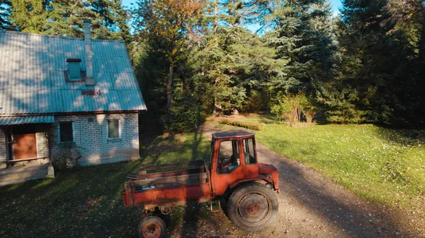 Gammal Röd Traktor Nära Bonde Hus Skogen — Stockfoto