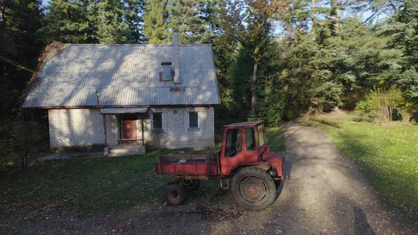 Old Red Tractor Farmer House Forest — Stock Photo, Image