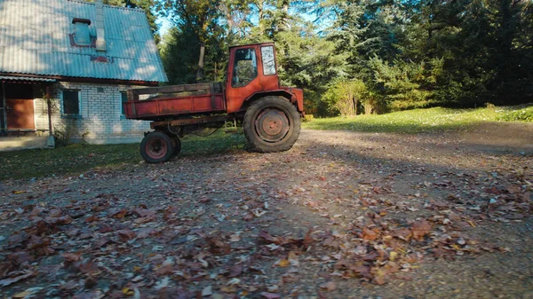 Vecchio Trattore Rosso Vicino Alla Casa Contadina Nella Foresta — Foto Stock