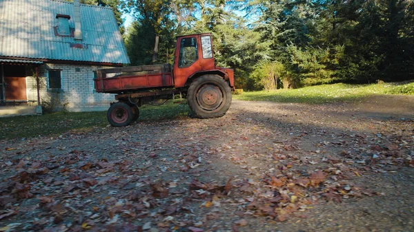 Starý Červený Traktor Blízkosti Statku Lese — Stock fotografie